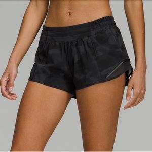 LULULEMON HOTTY HOT SHORT 2.5” - black camo